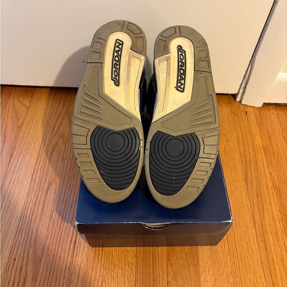 Used “Georgetown” Nike Air Jordan 3’s - Picture 5 of 5